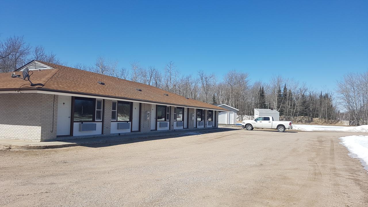 Pinawa Motel エクステリア 写真