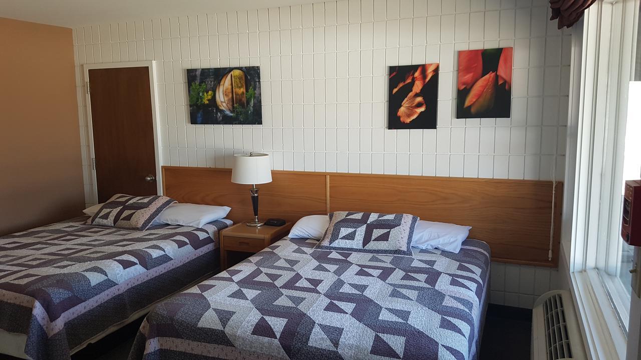 Pinawa Motel エクステリア 写真