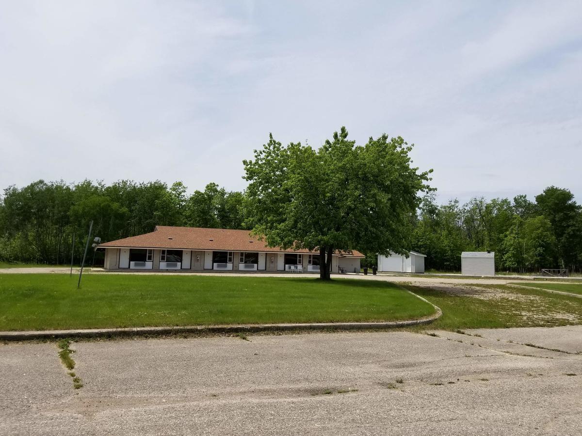 Pinawa Motel エクステリア 写真